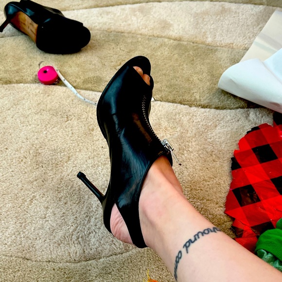 🎉HP🎉🔥 Manolo Blahnik🔥Vella Zipper Front🔥Slingback Bootie High Heels🔥 - Picture 5 of 15